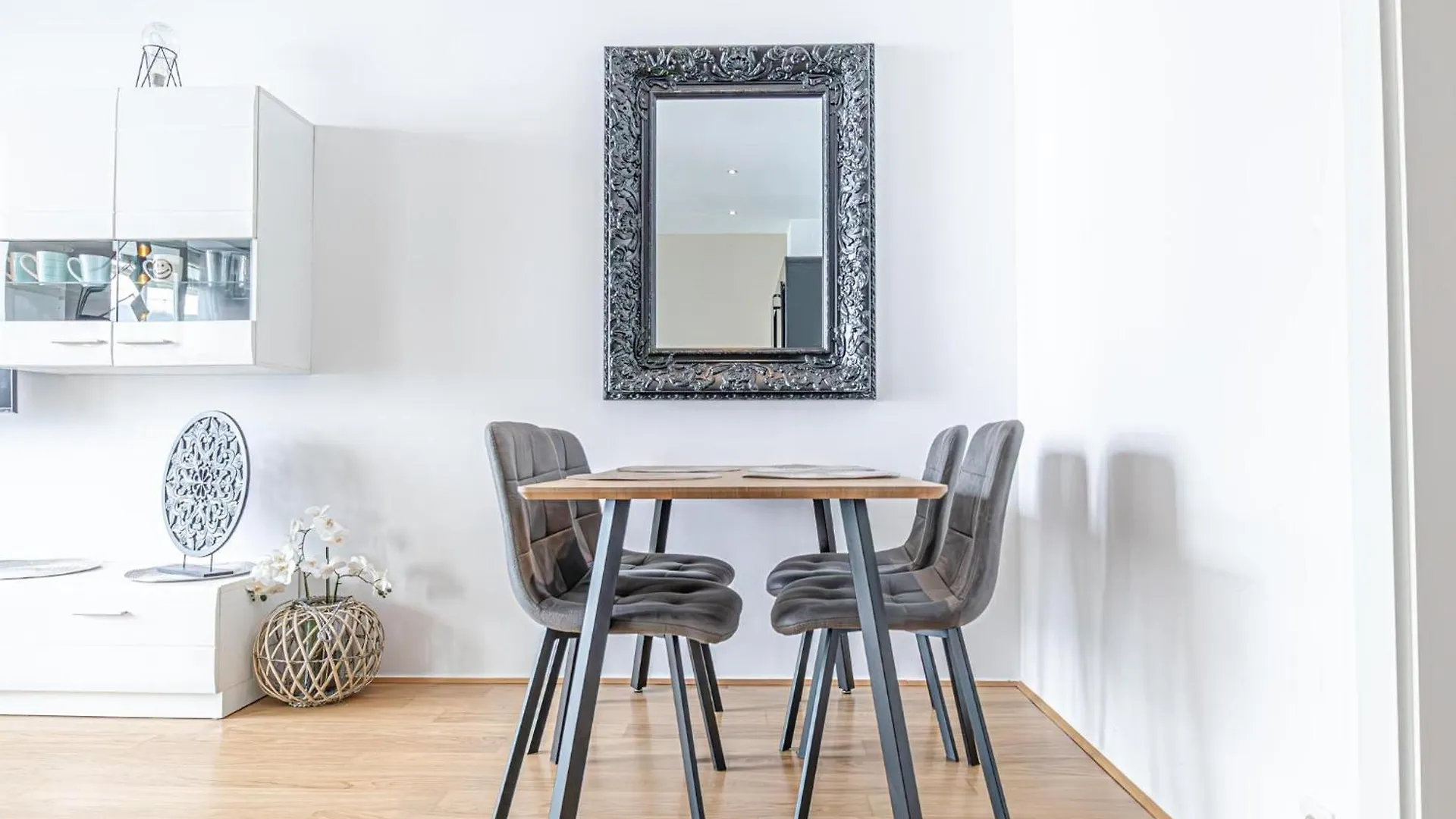 Modern 1Br & 1Lr Apartment In Viennas Downtown Austria
