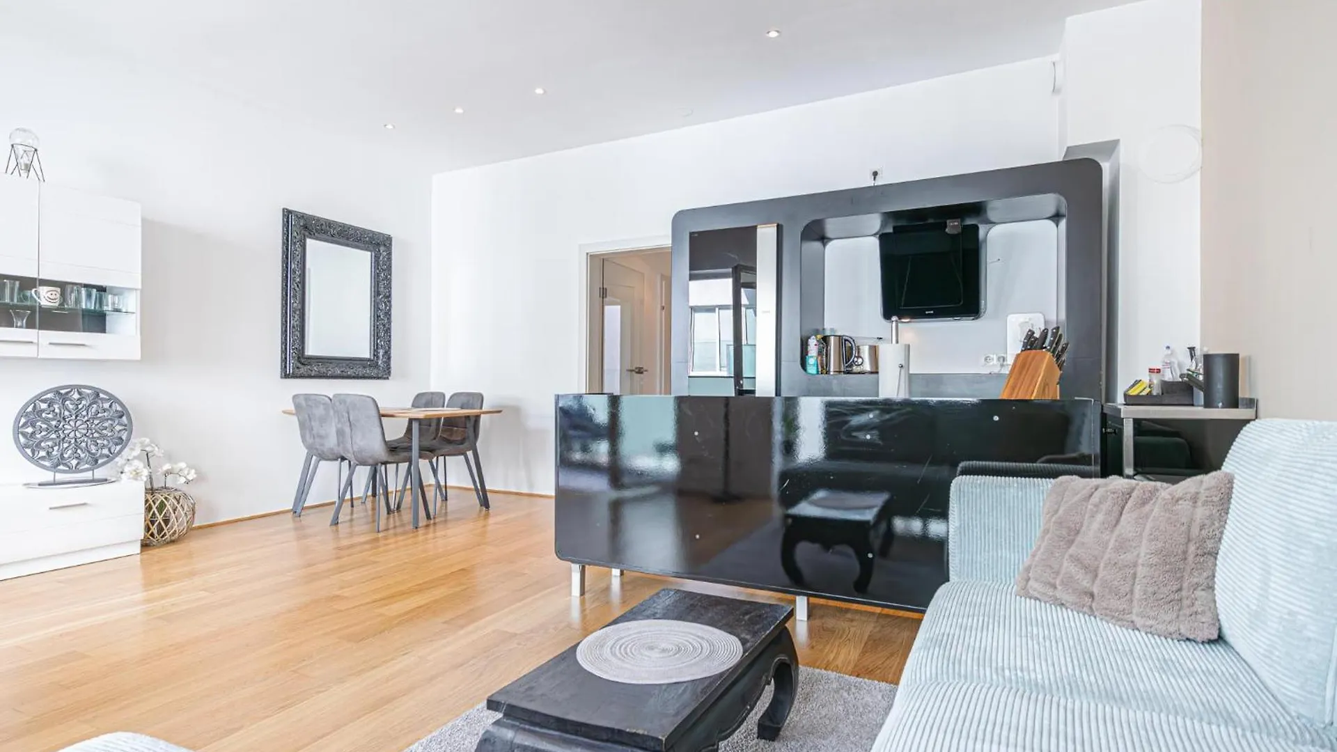 Modern 1Br & 1Lr Apartment In Viennas Downtown Austria