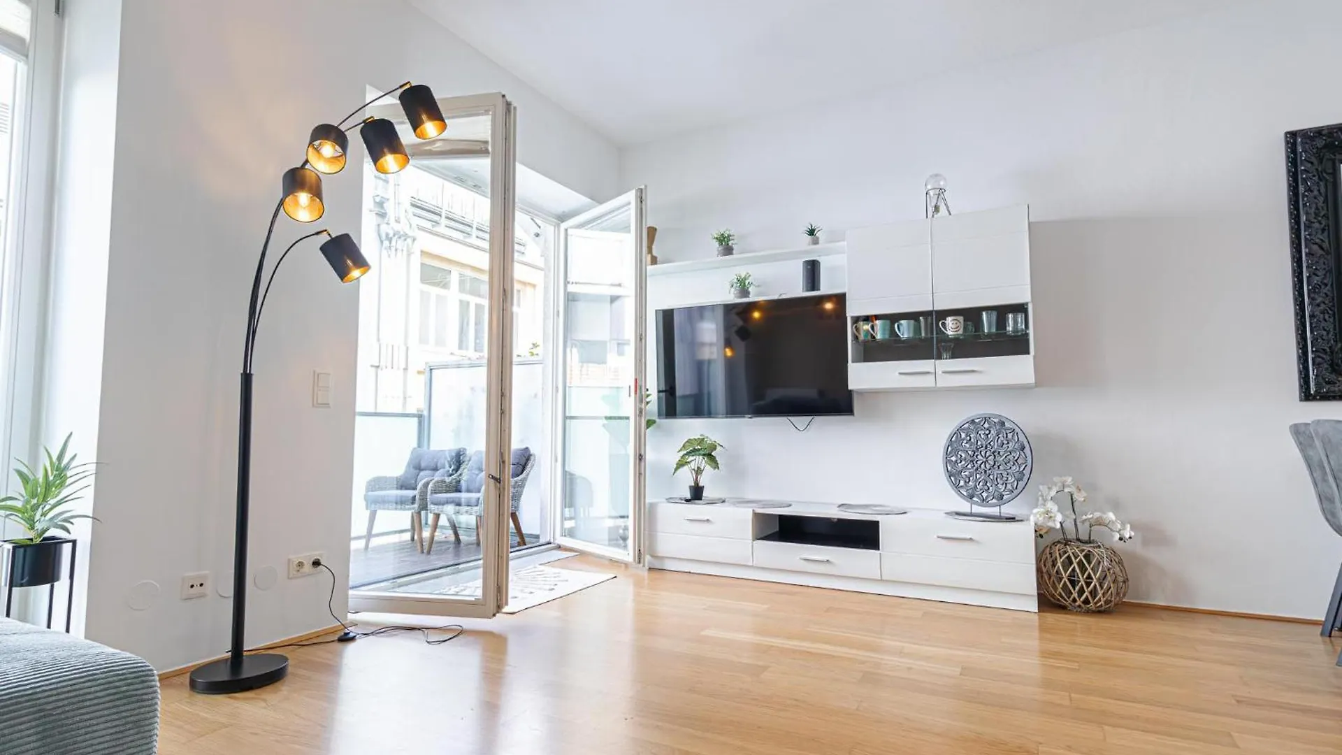 Modern 1Br & 1Lr Apartment In Viennas Downtown